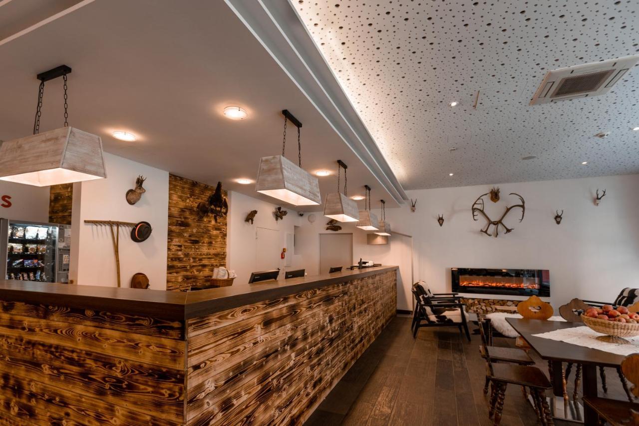Jaeger's Hostal *