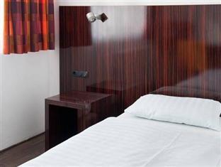 Jaeger's Hostal *